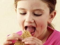 帅哥吃瓜狼吞虎咽视频,帅哥吃瓜瞬间成焦点！