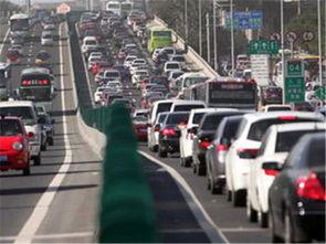 女生堵车吃瓜视频,意外走红网络