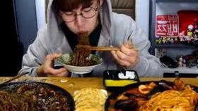 四大爷吃大瓜视频,四大爷的夏日消暑大瓜盛宴