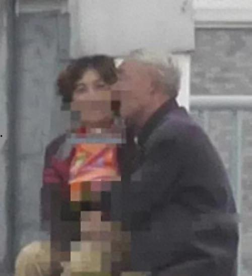 大爷大妈吃瓜看戏视频大全,吃瓜看戏视频大全集锦