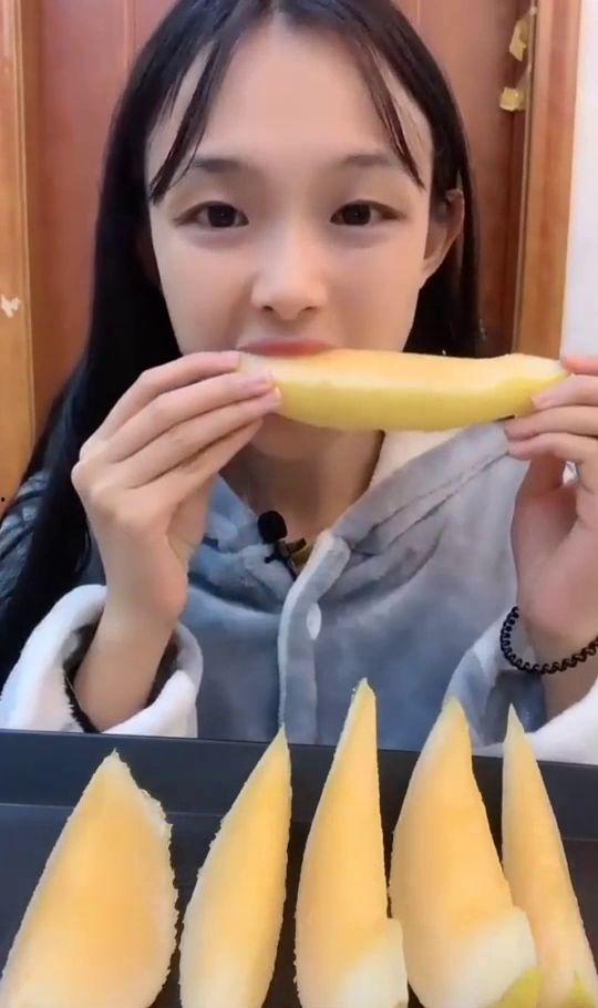 冯姐吃哈密瓜视频,甜蜜瞬间尽收眼底
